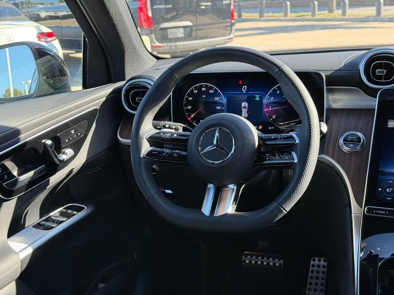 Mercedes-Benz GLC Vehicle Full-screen Gallery Image 14