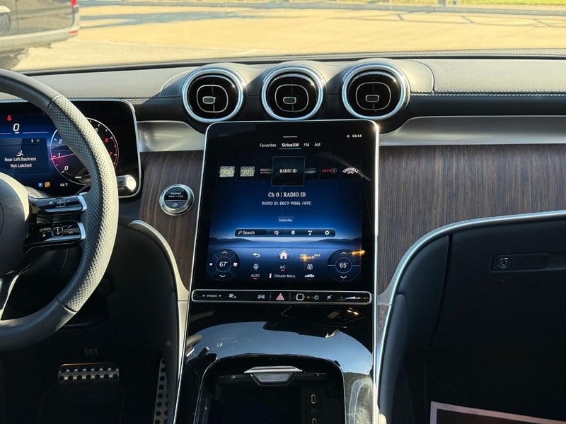 Mercedes-Benz GLC Vehicle Full-screen Gallery Image 15