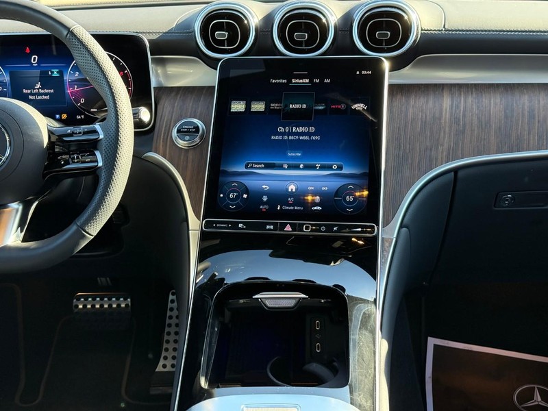 Mercedes-Benz GLC Vehicle Full-screen Gallery Image 16