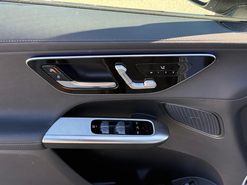 Mercedes-Benz GLC Vehicle Full-screen Gallery Image 17