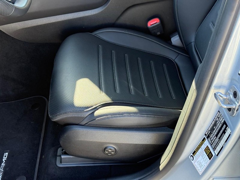 Mercedes-Benz GLC Vehicle Full-screen Gallery Image 19