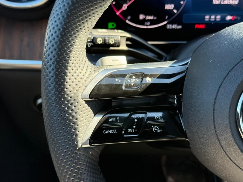 Mercedes-Benz GLC Vehicle Full-screen Gallery Image 20