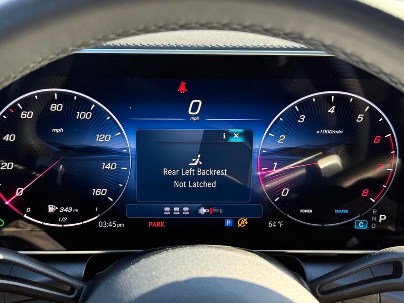 Mercedes-Benz GLC Vehicle Full-screen Gallery Image 22