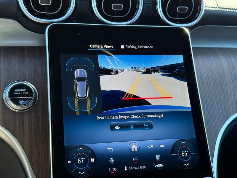 Mercedes-Benz GLC Vehicle Full-screen Gallery Image 23