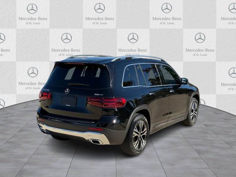 Mercedes-Benz GLB Vehicle Full-screen Gallery Image 3