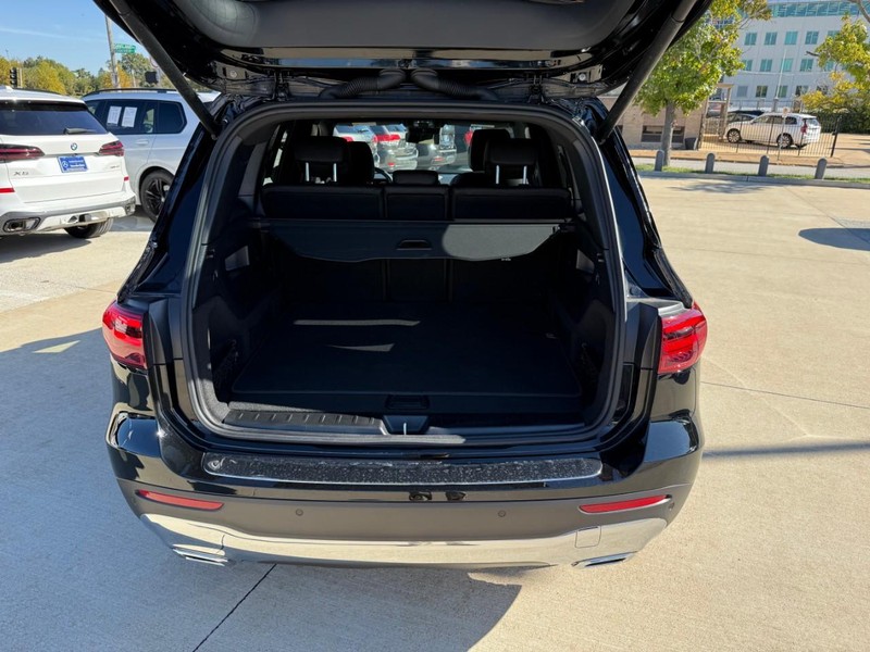 Mercedes-Benz GLB Vehicle Full-screen Gallery Image 8