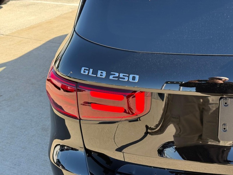 Mercedes-Benz GLB Vehicle Full-screen Gallery Image 10