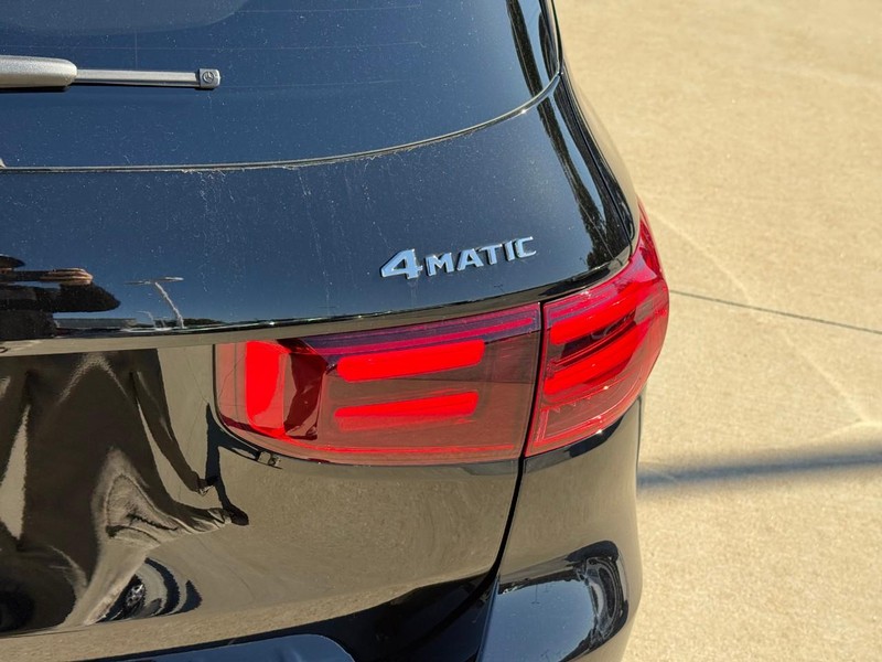 Mercedes-Benz GLB Vehicle Full-screen Gallery Image 11