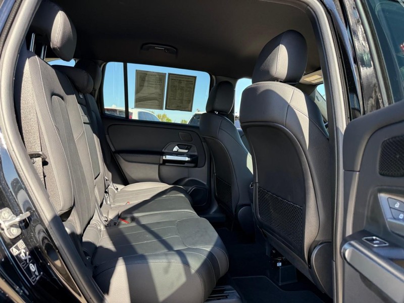 Mercedes-Benz GLB Vehicle Full-screen Gallery Image 12