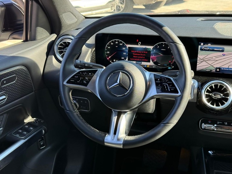 Mercedes-Benz GLB Vehicle Full-screen Gallery Image 14