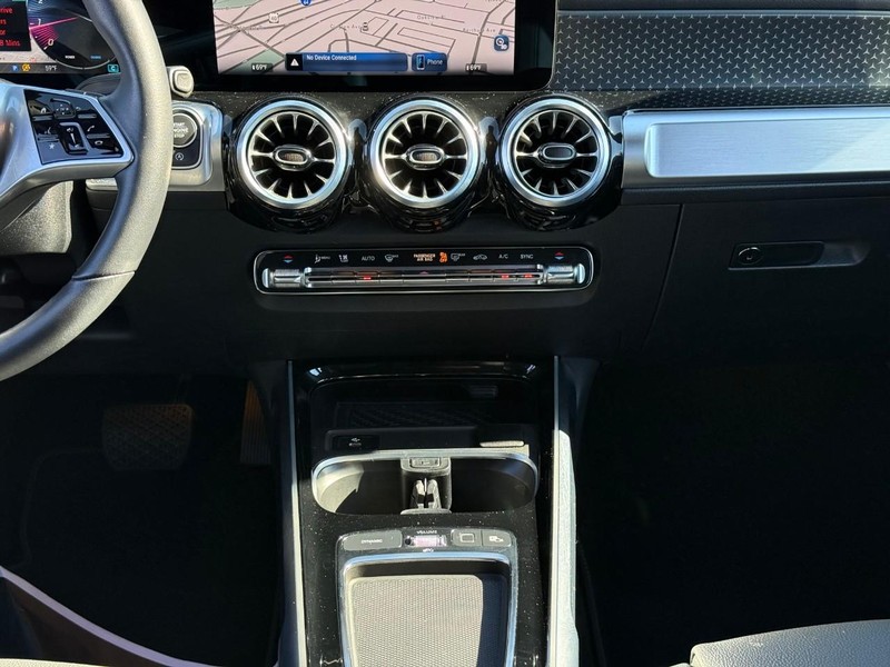 Mercedes-Benz GLB Vehicle Full-screen Gallery Image 16