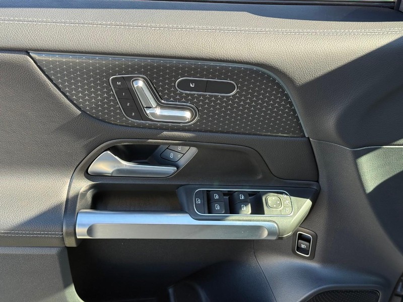 Mercedes-Benz GLB Vehicle Full-screen Gallery Image 17