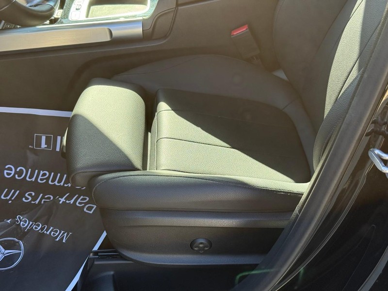 Mercedes-Benz GLB Vehicle Full-screen Gallery Image 19