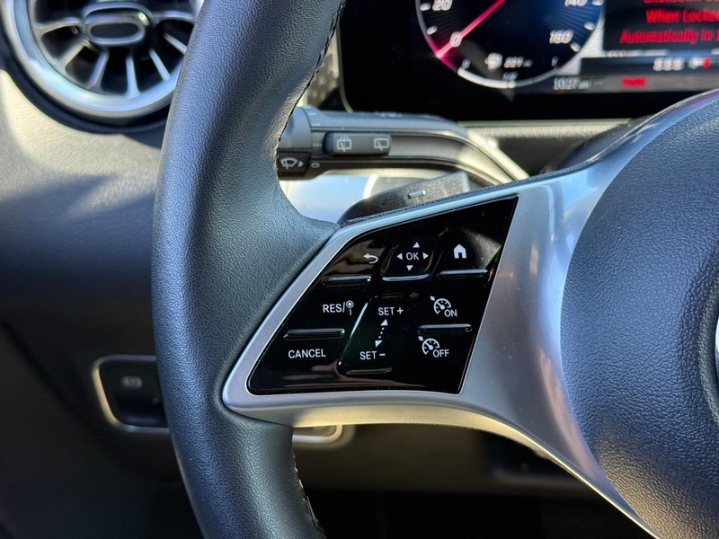 Mercedes-Benz GLB Vehicle Full-screen Gallery Image 20