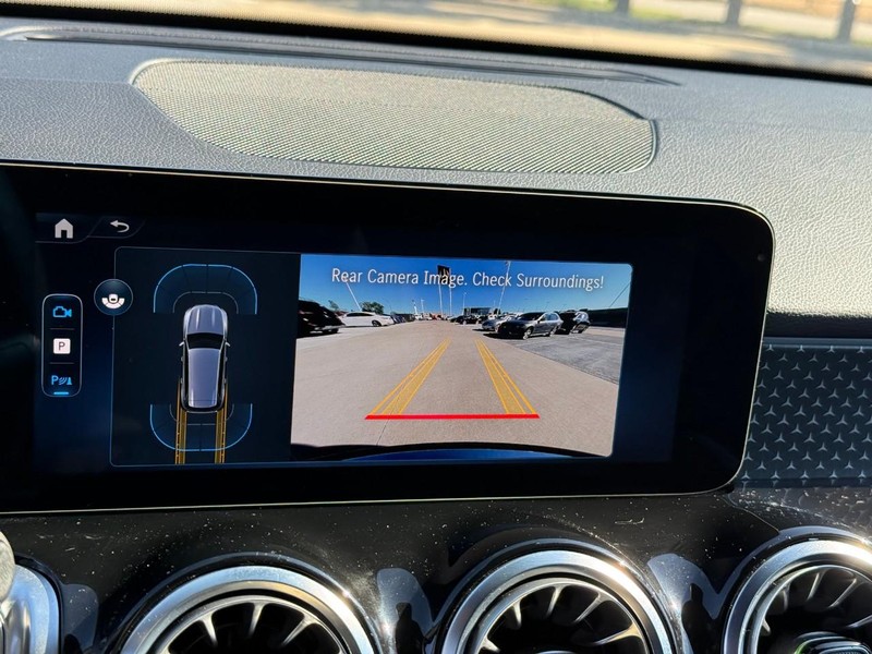 Mercedes-Benz GLB Vehicle Full-screen Gallery Image 22