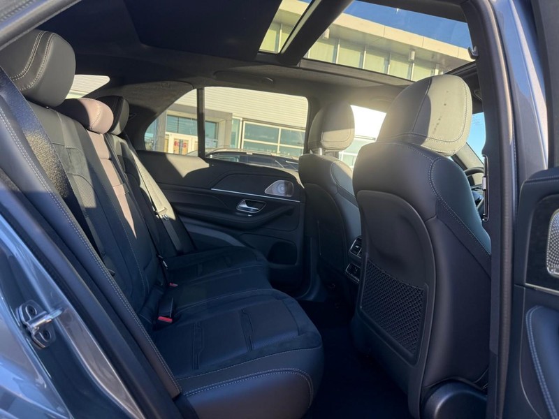 Mercedes-Benz GLE Vehicle Full-screen Gallery Image 5