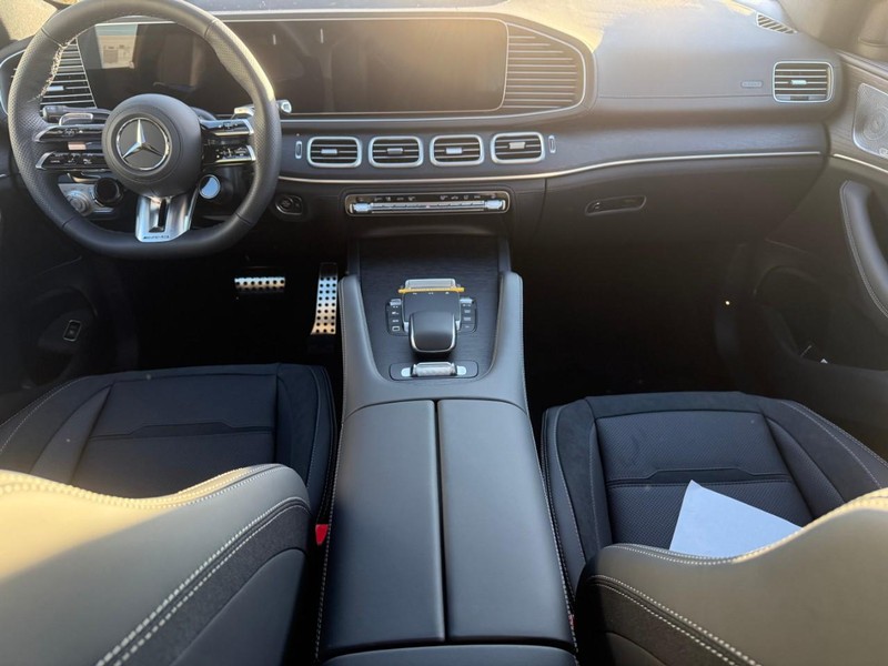 Mercedes-Benz GLE Vehicle Full-screen Gallery Image 6