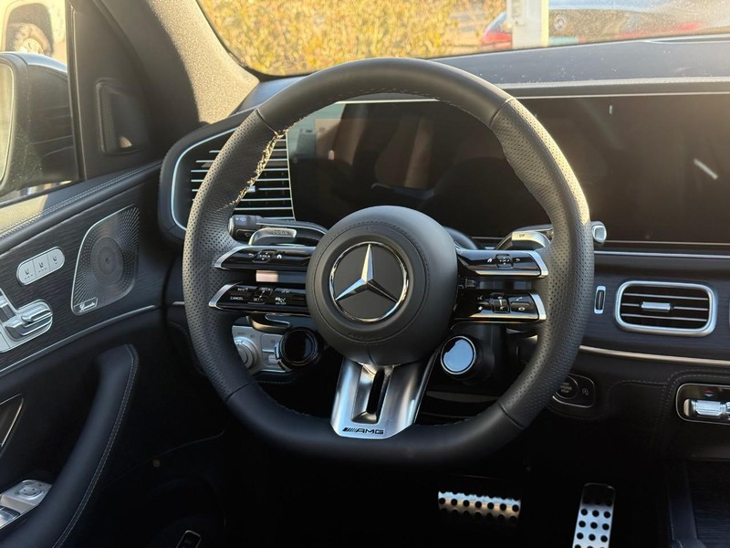 Mercedes-Benz GLE Vehicle Full-screen Gallery Image 7