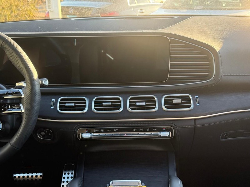 Mercedes-Benz GLE Vehicle Full-screen Gallery Image 8