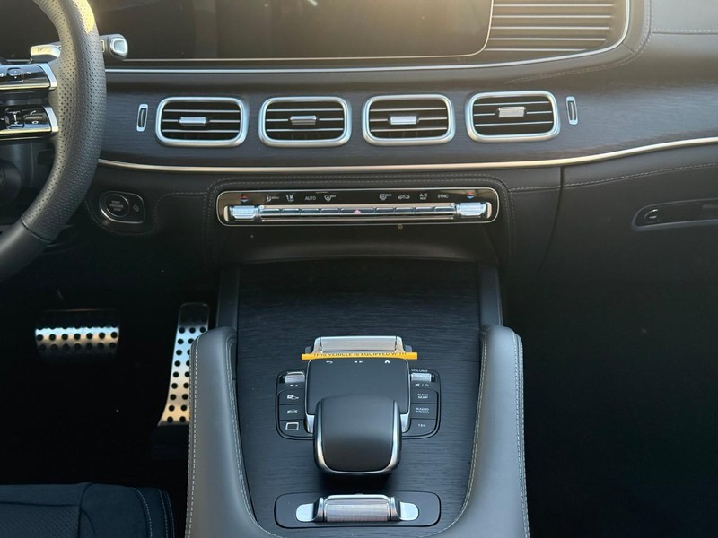 Mercedes-Benz GLE Vehicle Full-screen Gallery Image 9