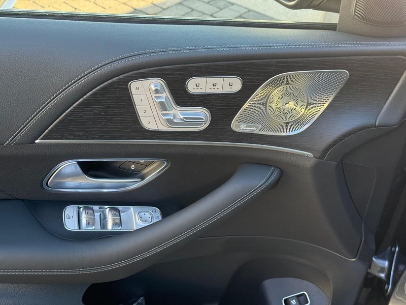 Mercedes-Benz GLE Vehicle Full-screen Gallery Image 10