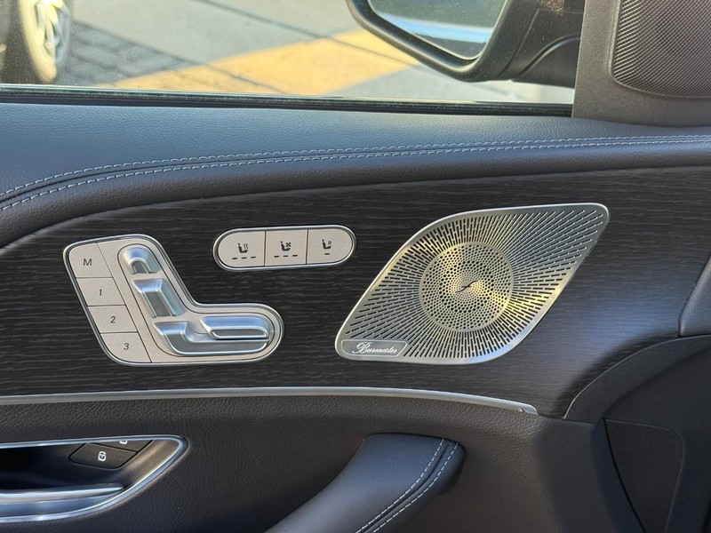 Mercedes-Benz GLE Vehicle Full-screen Gallery Image 11