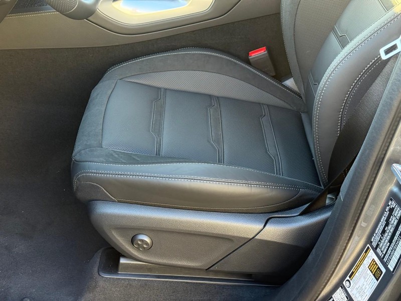 Mercedes-Benz GLE Vehicle Full-screen Gallery Image 12