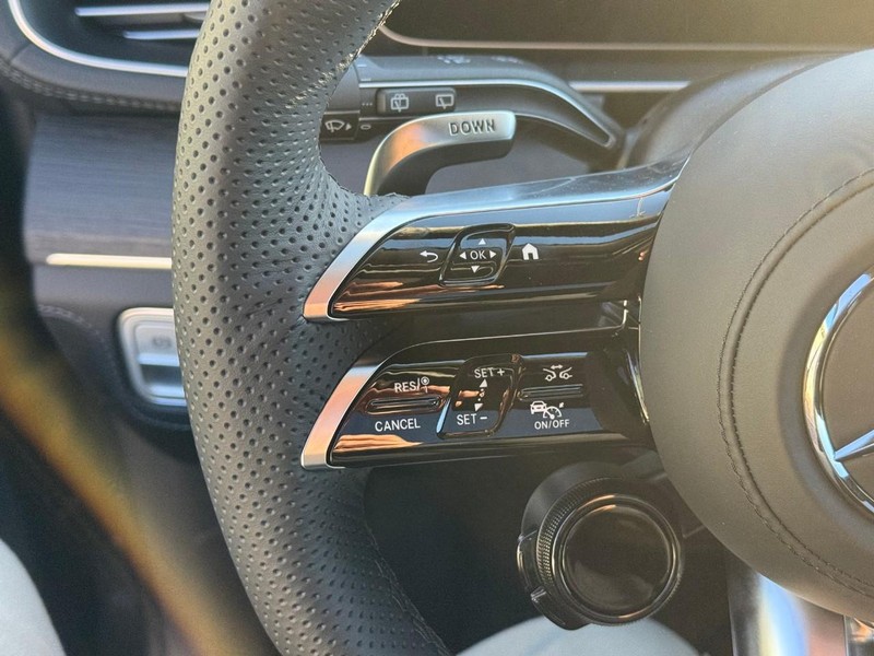 Mercedes-Benz GLE Vehicle Full-screen Gallery Image 13