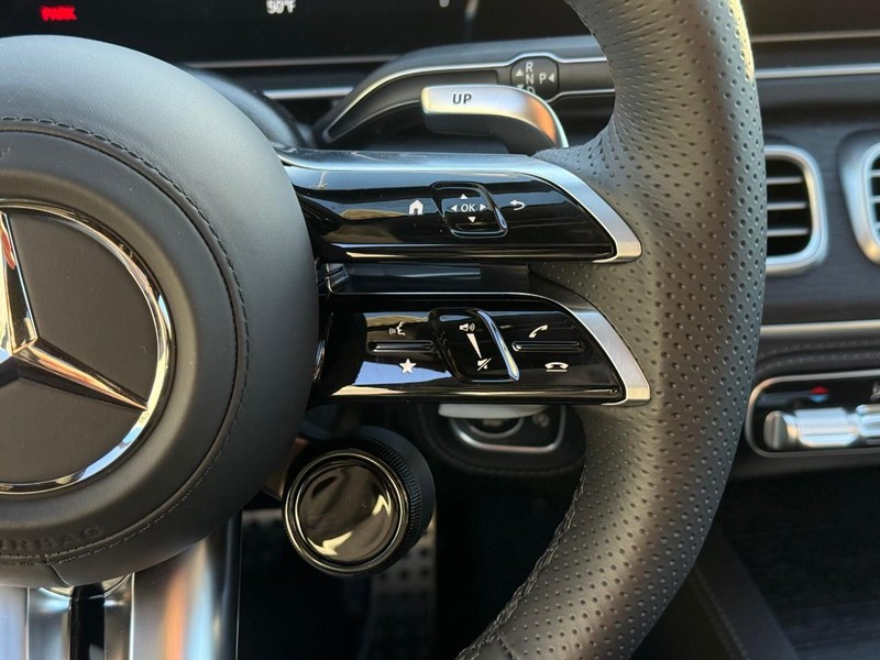 Mercedes-Benz GLE Vehicle Full-screen Gallery Image 14