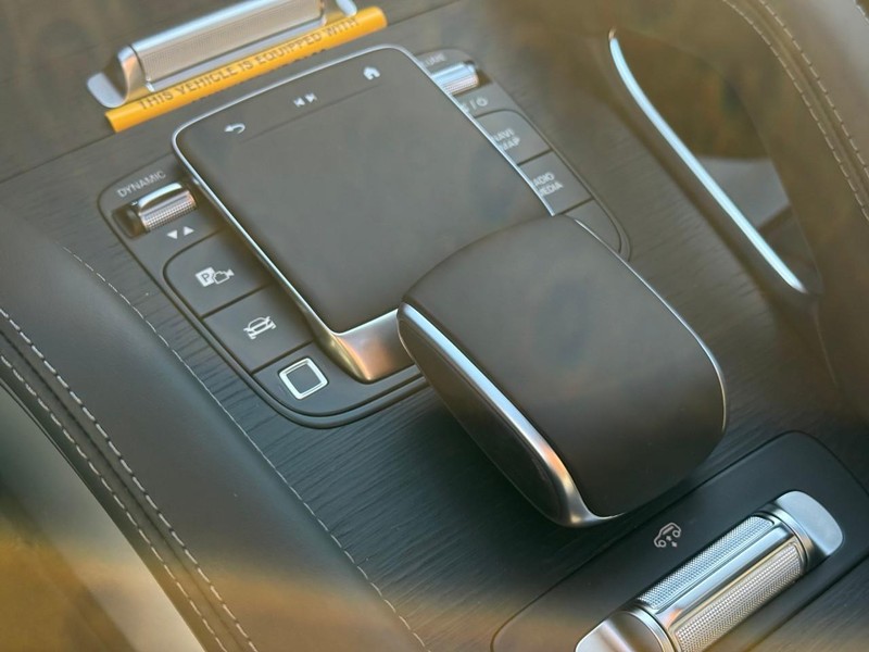 Mercedes-Benz GLE Vehicle Full-screen Gallery Image 15