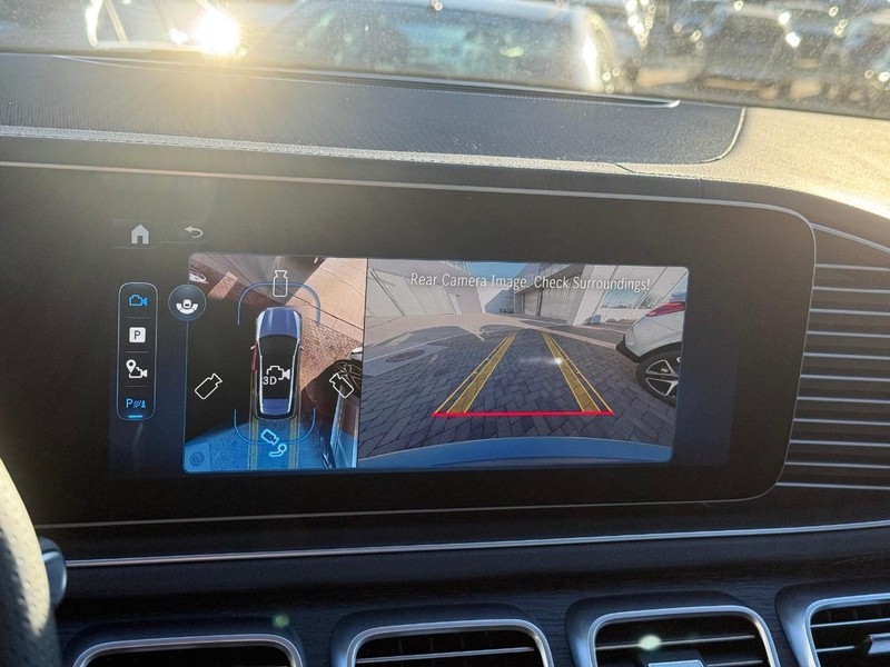 Mercedes-Benz GLE Vehicle Full-screen Gallery Image 16