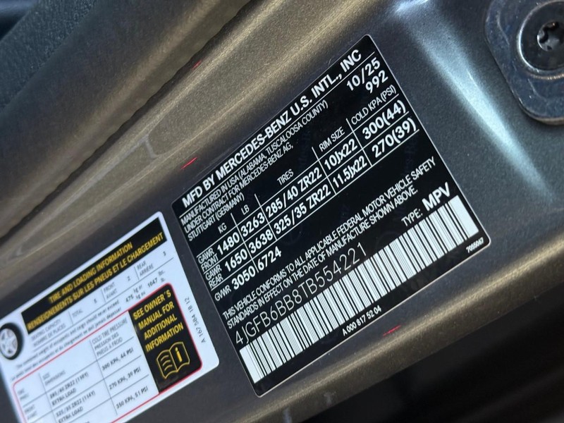 Mercedes-Benz GLE Vehicle Full-screen Gallery Image 17