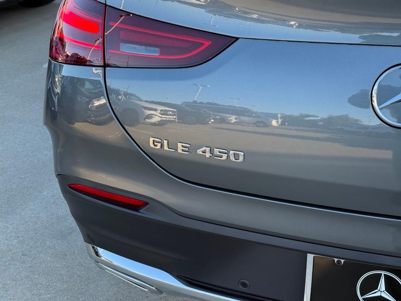 Mercedes-Benz GLE Vehicle Full-screen Gallery Image 4