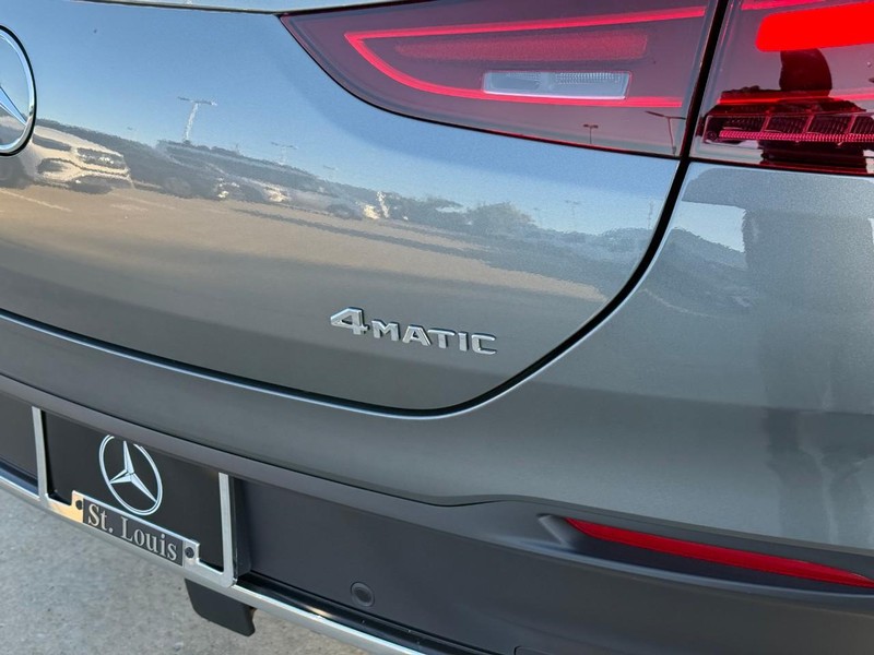 Mercedes-Benz GLE Vehicle Full-screen Gallery Image 5