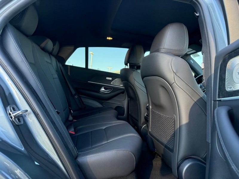 Mercedes-Benz GLE Vehicle Full-screen Gallery Image 6