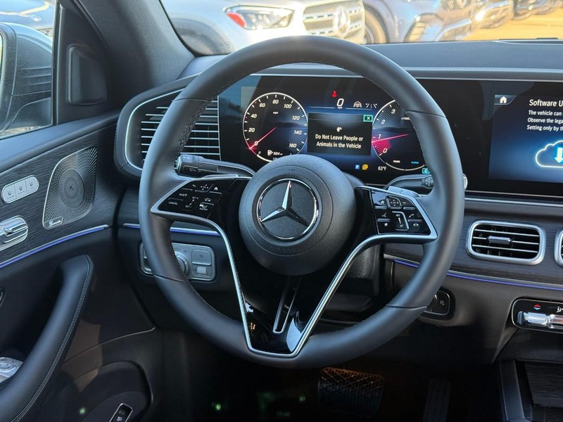 Mercedes-Benz GLE Vehicle Full-screen Gallery Image 8