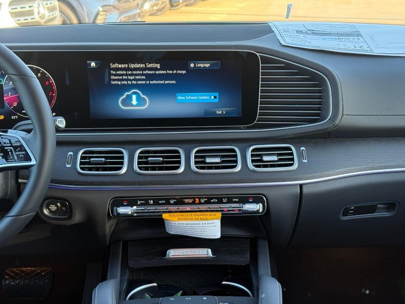 Mercedes-Benz GLE Vehicle Full-screen Gallery Image 9