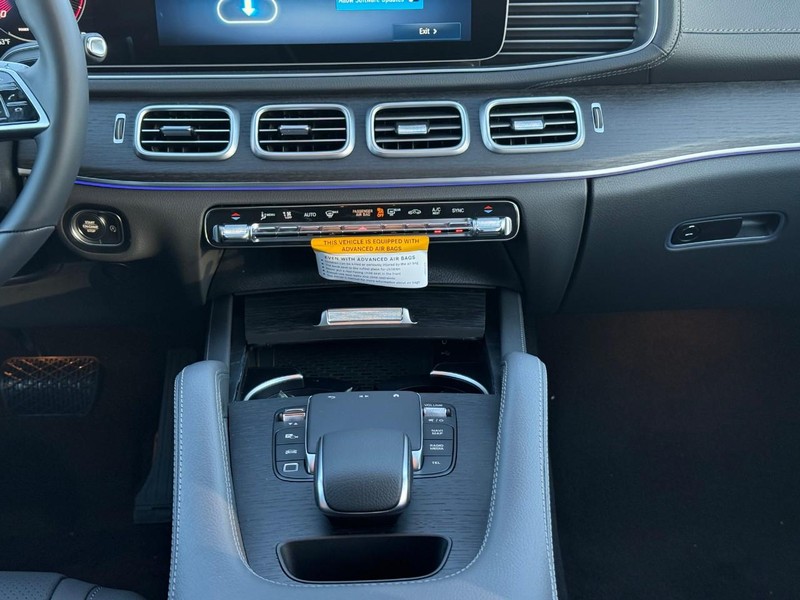 Mercedes-Benz GLE Vehicle Full-screen Gallery Image 10