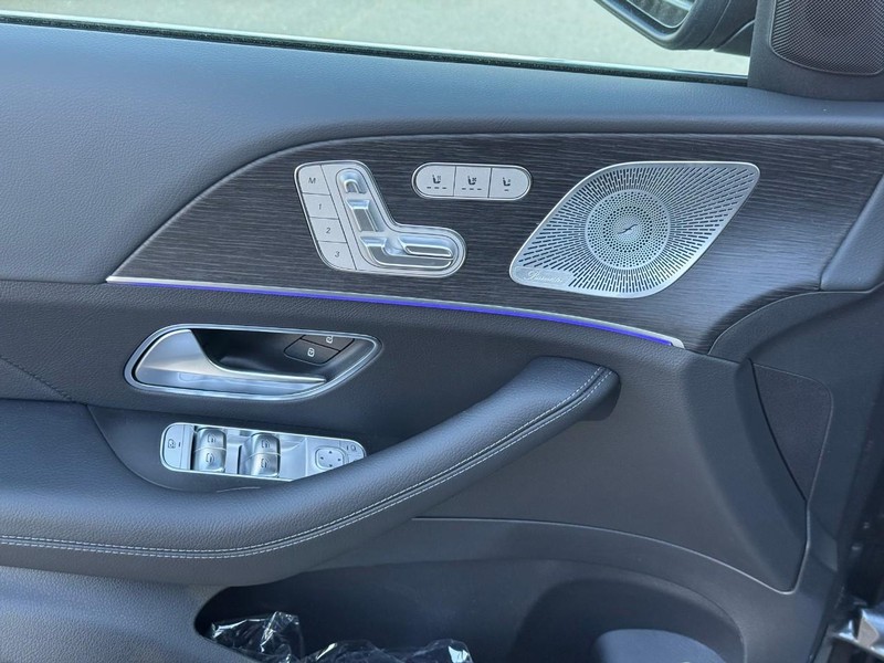 Mercedes-Benz GLE Vehicle Full-screen Gallery Image 11