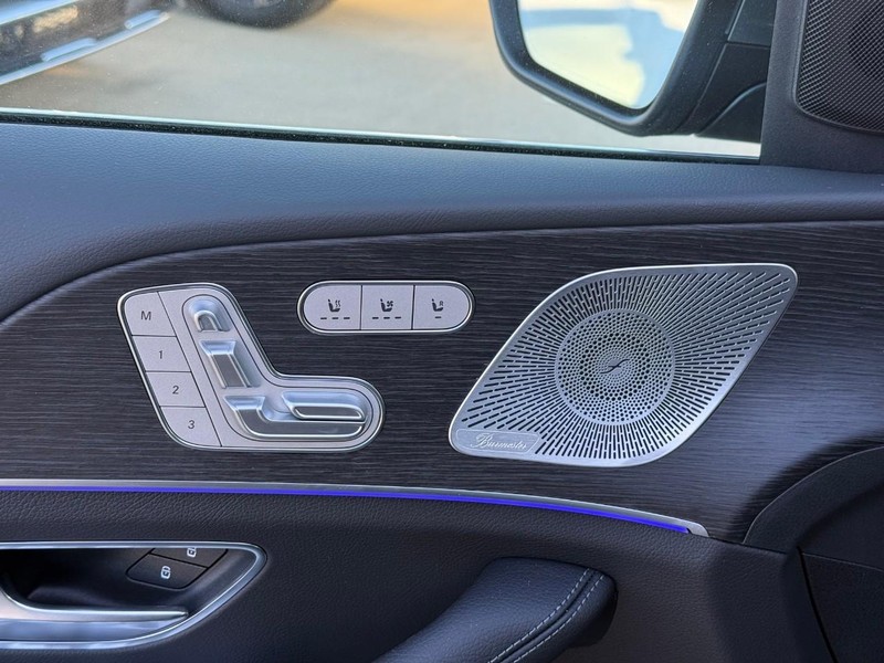 Mercedes-Benz GLE Vehicle Full-screen Gallery Image 12