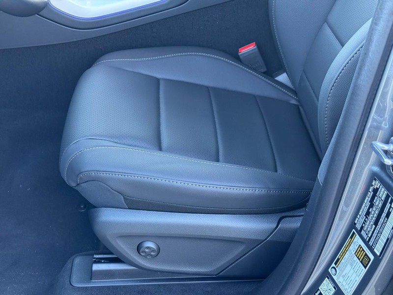 Mercedes-Benz GLE Vehicle Full-screen Gallery Image 13