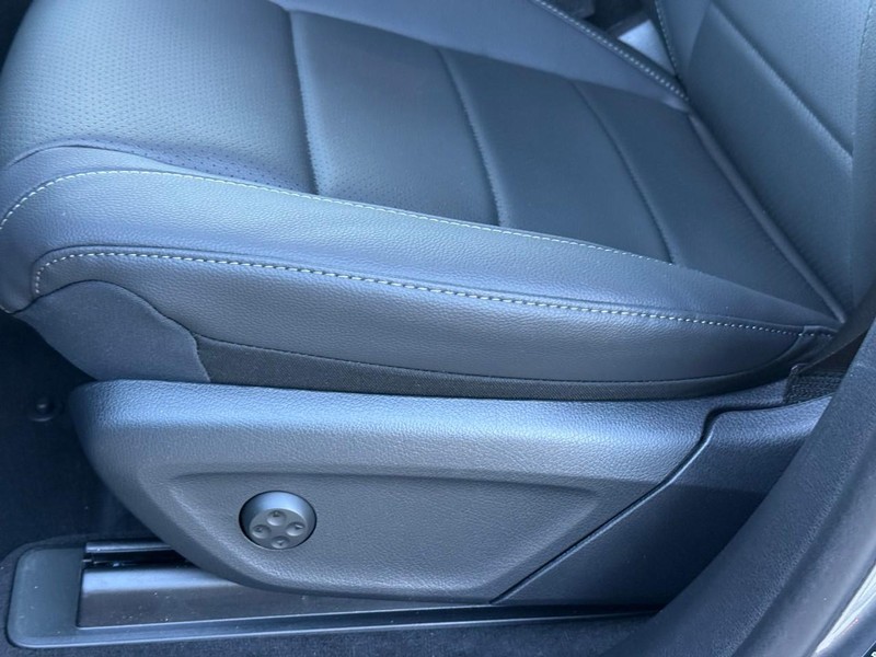 Mercedes-Benz GLE Vehicle Full-screen Gallery Image 14