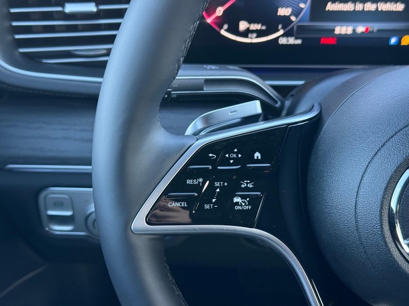 Mercedes-Benz GLE Vehicle Full-screen Gallery Image 15