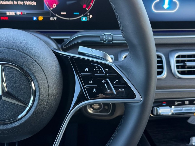 Mercedes-Benz GLE Vehicle Full-screen Gallery Image 16