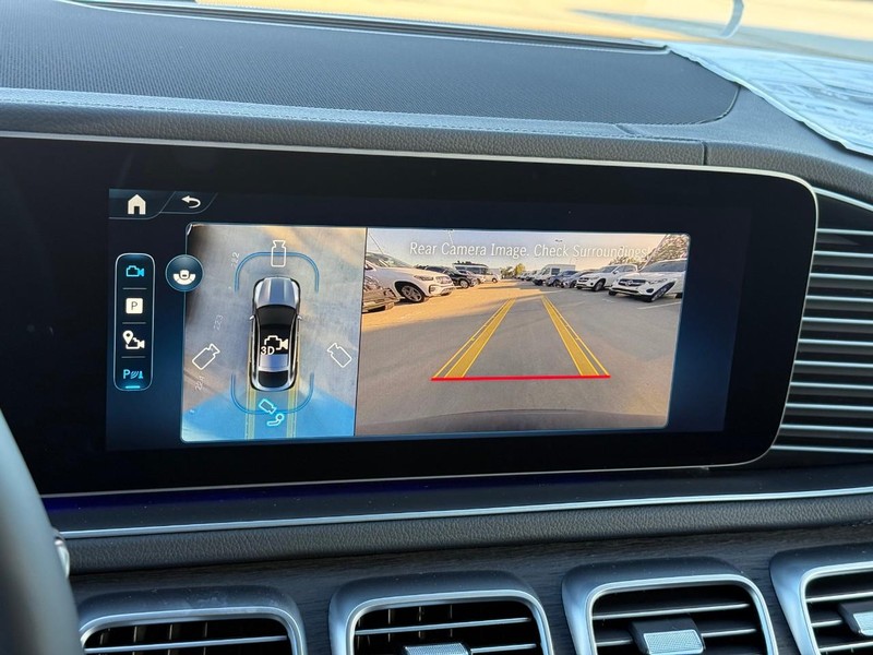 Mercedes-Benz GLE Vehicle Full-screen Gallery Image 17