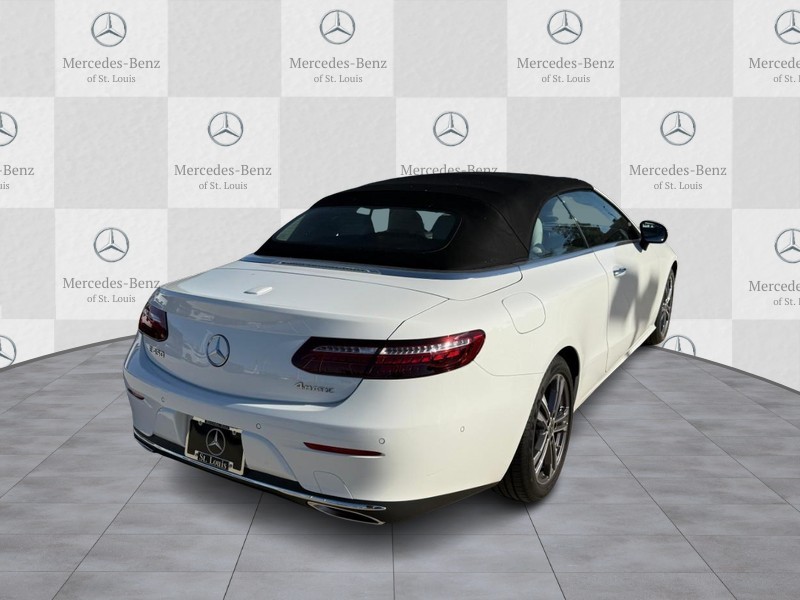 Mercedes-Benz E-Class Vehicle Full-screen Gallery Image 2