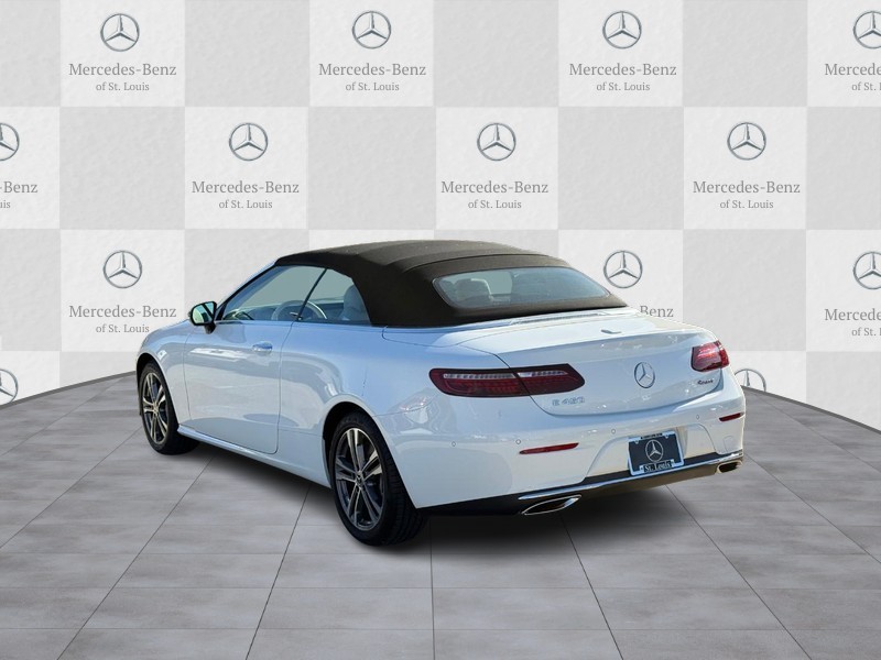 Mercedes-Benz E-Class Vehicle Full-screen Gallery Image 3