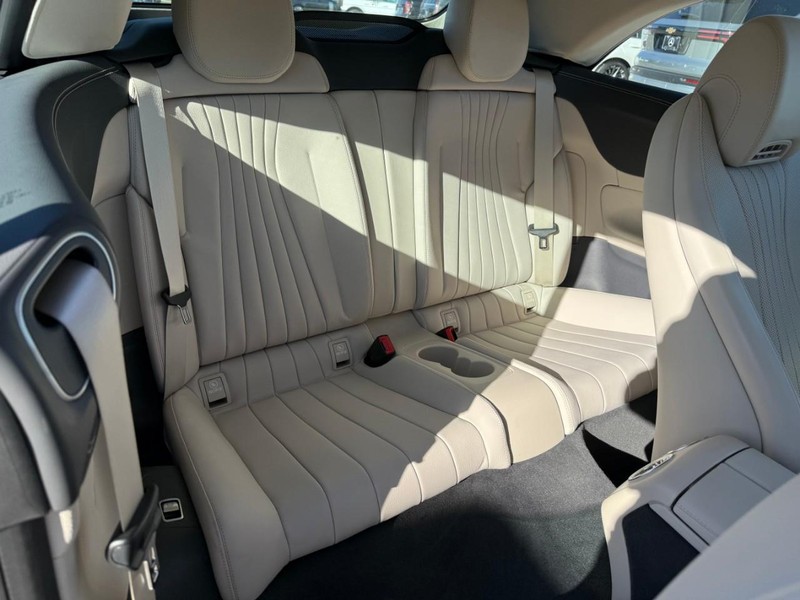 Mercedes-Benz E-Class Vehicle Full-screen Gallery Image 5