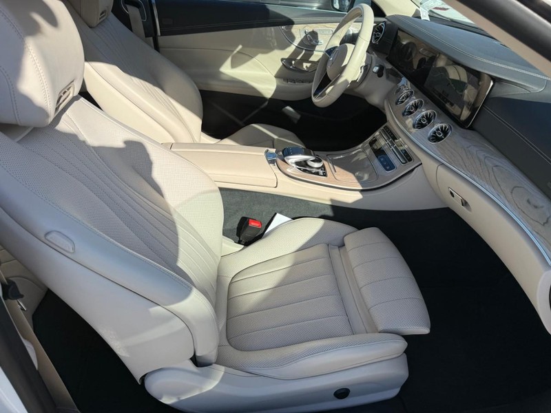 Mercedes-Benz E-Class Vehicle Full-screen Gallery Image 6