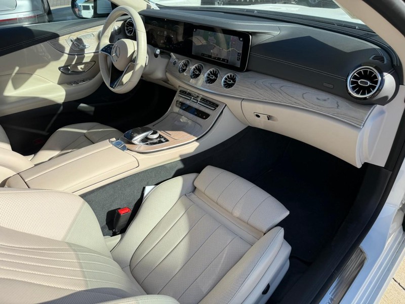 Mercedes-Benz E-Class Vehicle Full-screen Gallery Image 7